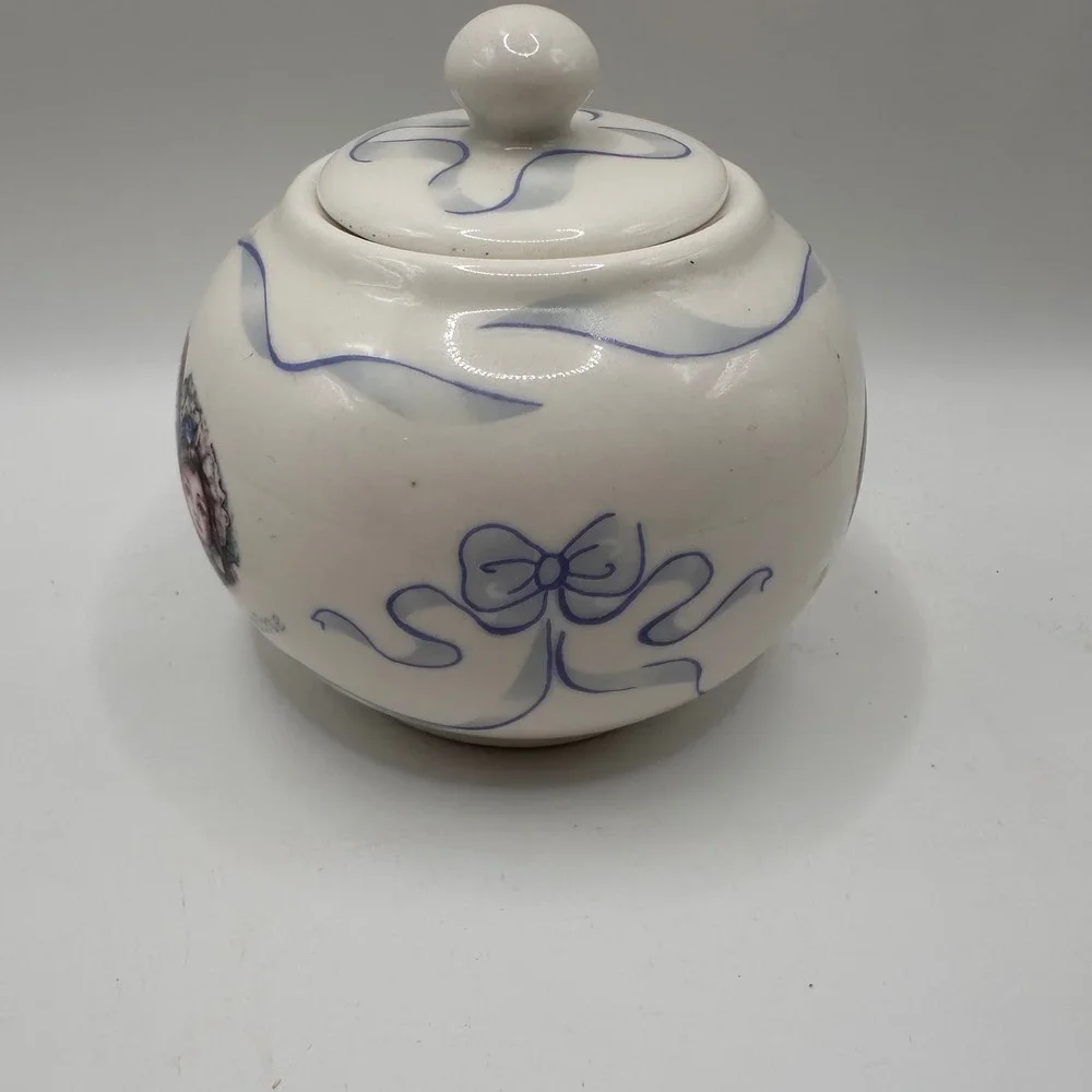 Paul Cardew Victorian Dolls Ceramic Sugar Bowl Jar with Lid White Blue Ribbon‎